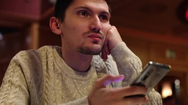 Молода Кавказька Красуня Брюнетка Сидить Столом Ресторані Мобільним Телефоном Руках — стокове відео
