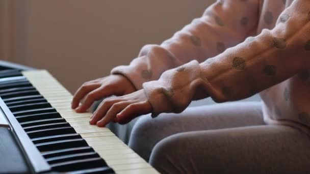 Hands Little Caucasian Unrecognizable Girl Playing Electric Piano Turning Keys — Vídeo de Stock