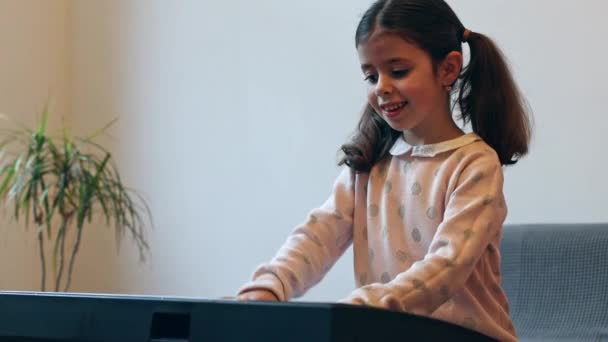 Beautiful Little Caucasian Brunette Girl Two Ponytails Plays Electric Piano — Vídeos de Stock