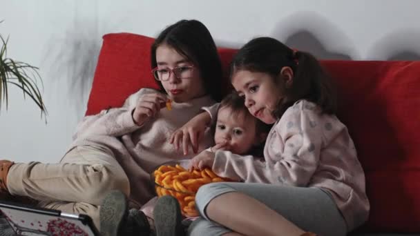Three Beautiful Little Caucasian Brunette Girls Watch Cartoon Tablet Going — Stock video