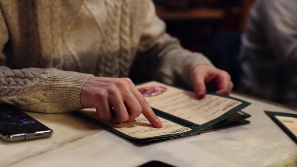 Genç Beyaz Tanınmayan Bir Adam Menüde Parmağını Gezdirip Bir Restoranda — Stok video