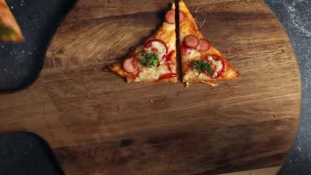 Hapa Menina Estabelece Com Mãos Uma Fatia Mordida Pizza Árvore — Vídeo de Stock