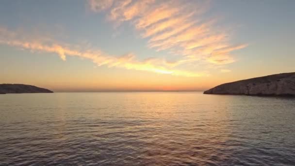 美丽的全景夕阳西下 晚上在法国弗留尔岛上的地中海上 有着浮肿的云彩 侧面是缓慢的运动 旅行概念 — 图库视频影像