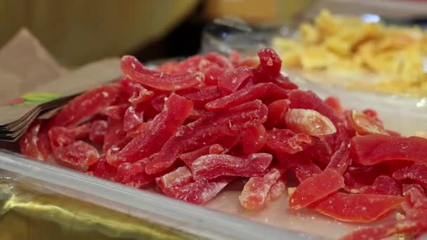 Appetizing Dried Fruit Papaya Sticks White Tray Lie Counter Store — Vídeo de Stock