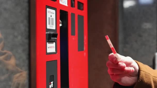 Mão Jovem Caucasiano Casaco Marrom Aparece Cartão Terminal Estacionamento Vermelho — Vídeo de Stock