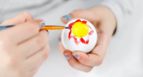Manos Una Chica Caucásica Pintando Huevo Pascua Con Pincel Con — Foto de Stock