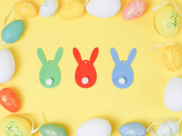 Ovos Páscoa Decorativos Estão Uma Armação Com Três Coelhos Madeira — Fotografia de Stock