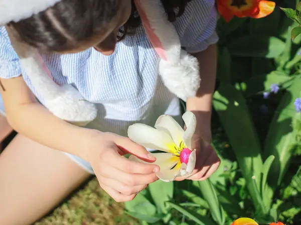 Una Adolescente Caucásica Con Una Diadema Orejas Conejo Encontró Huevo — Foto de Stock