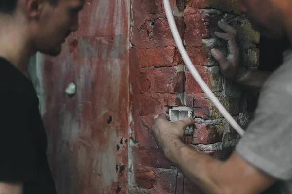 Zwei Junge Wiedererkennbare Kaukasische Männer Installieren Einem Reparaturraum Einen Kasten — Stockfoto