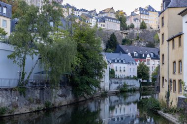 Lüksemburg 'un aşağısındaki kanalı olan evlerin manzarası çok güzel. Avrupa mimari kavramı.