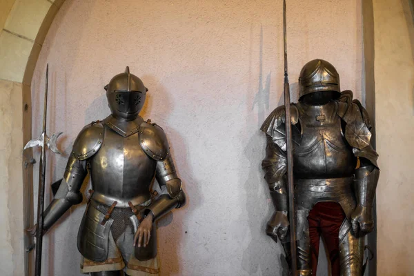 Zwei Ritterrüstungen Mit Helm Und Schwert Stehen Der Nähe Der — Stockfoto