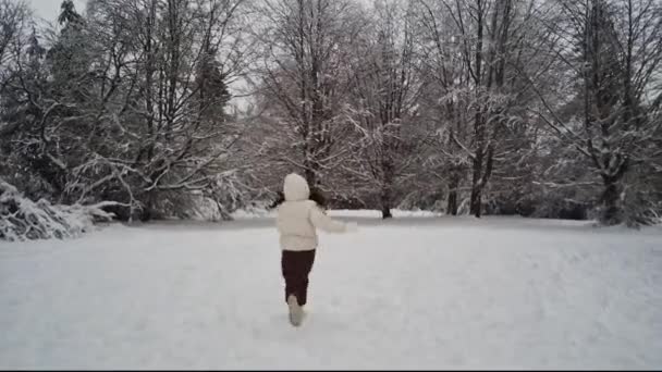 Egy Fiatal Kaukázusi Lány Fehér Dzsekiben Csuklyával Barna Nadrággal Hátán — Stock videók