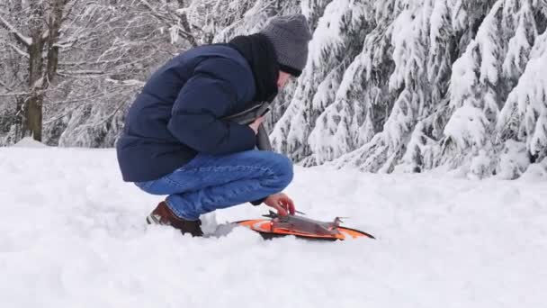 Mladý Pohledný Běloch Zimním Oblečení Nasadí Dron Oranžový Polštářek Ustoupí — Stock video