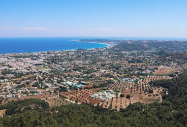 Yunanistan 'ın Rodos adasındaki Filerimos dağından Ege Denizi' nin güzel panoramik manzarası ve mavi gökyüzü..