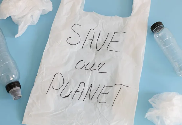 Satu Kantong Plastik Putih Dengan Tulisan Penanda Hitam Menyelamatkan Planet — Stok Foto