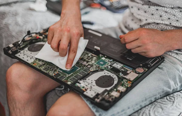 Jovem Caucasiano Reconhecível Cara Está Mudando Tremopaste Laptop Limpando Papel — Fotografia de Stock