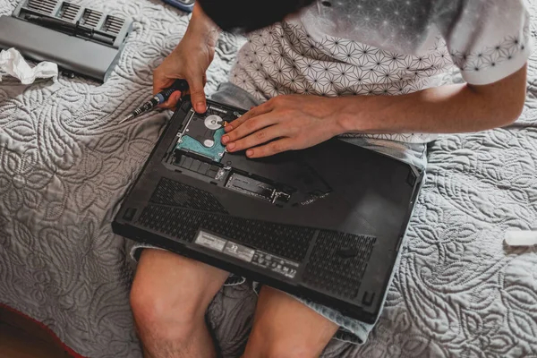 Jovem Caucasiano Irreconhecível Cara Conecta Peças Reposição Laptop Segurando Uma — Fotografia de Stock
