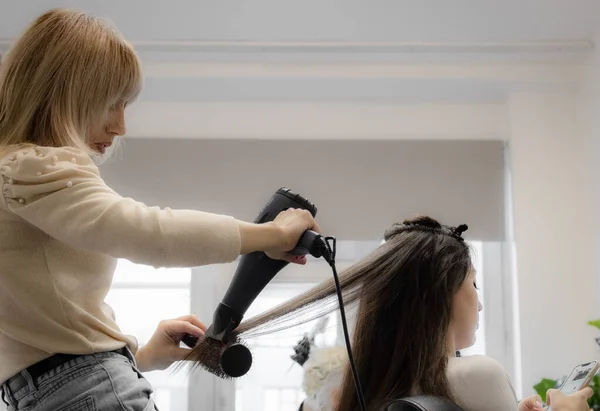 Güzel Genç Beyaz Sarışın Bir Kuaför Kız Saç Kurutma Makinesi — Stok fotoğraf