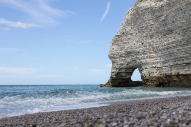 Kuzey Denizi 'nin güzel panoramik manzarası, çakıllı bir plajı, dalgalı bir dalgası ve tretat, Normandiya' da doğal bir kemeri olan kayalık bir dağı var..