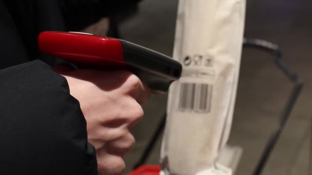 Ung Mand Scanner Stregkode Papirpose Med Baguette Med Håndholdt Scanner – Stock-video