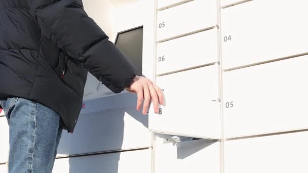Один Молодий Чоловік Джинсах Пуховик Бере Посилку Білої Поштової Скриньки — стокове відео