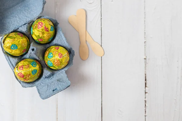 Quatro Ovos Páscoa Embalagens Brilhantes Uma Caixa Papelão Ovo Azul — Fotografia de Stock