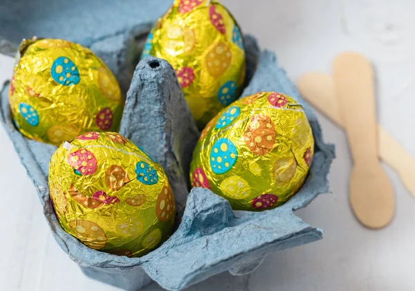 Quatro Ovos Páscoa Embalagens Coloridas Brilhantes Uma Caixa Papelão Ovo — Fotografia de Stock