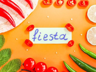 Lavaş, acı biber, kireç dilimleri, turp ve nane yaprakları. Turuncu arka planda çerçevelenmiş, ortasında fiesta kağıdı var. Yakın plan. Cinco de mayonez konsepti, Meksika tatili..