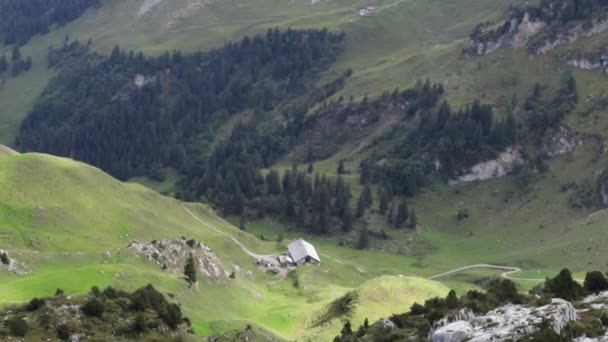 Krásný Fascinující Letecký Pohled Jeden Statek Horské Krajiny Fronalpstock Švýcarsko — Stock video