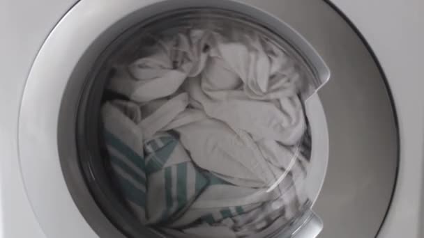 가벼운 침대보는 세탁기에서 회전하는 것으로 가까이 수있다 빨래라는 — 비디오