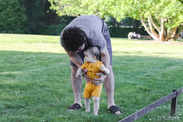 Caucásico Joven Papá Hombre Una Camiseta Azul Enseñando Caminar Dar — Foto de Stock