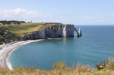 Kuzey Denizi 'nin güzel panoramik manzarası. Çakıl taşlı bir plajı var. Tretat, Normandiya' da doğal bir kemeri olan kayalık bir dağ..