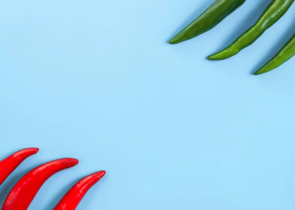 Gorąca Zielona Czerwona Papryka Chili Leżą Bokach Jasnoniebieskim Tle Miejscem — Zdjęcie stockowe