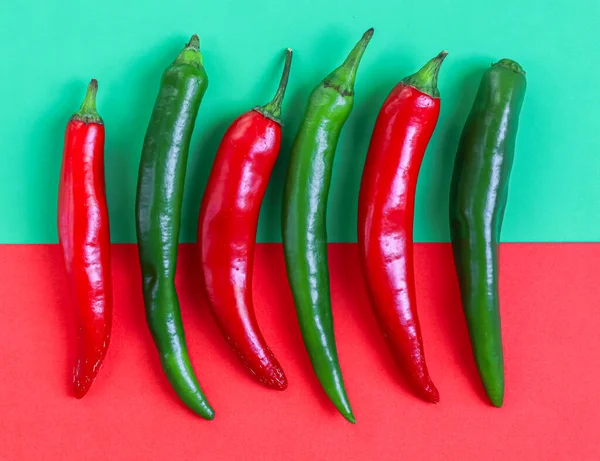 Seis Chiles Verdes Rojos Calientes Encuentran Horizontalmente Una Fila Sobre — Foto de Stock