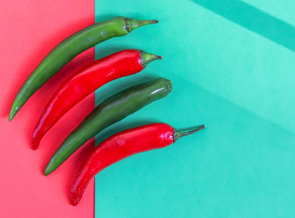 Cztery Gorące Czerwone Zielone Papryki Chili Leżą Lewej Stronie Zielono — Zdjęcie stockowe