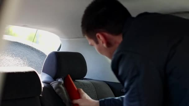 Jeden Młody Biały Mężczyzna Odkurzał Tylne Siedzenia Wnętrzu Samochodu Publicznej — Wideo stockowe