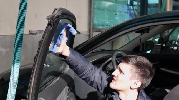 Jeden Młody Biały Mężczyzna Ciemnej Kurtce Myje Okno Drzwiach Samochodu — Wideo stockowe