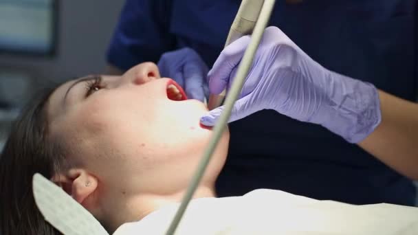 Die Hände Eines Jungen Zahnarztes Fliederfarbenen Medizinhandschuhen Führen Eine Tiefenreinigung — Stockvideo