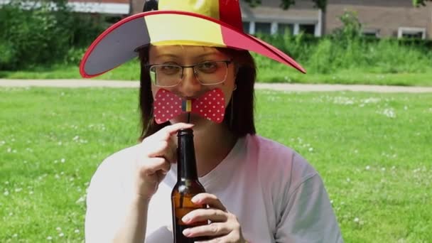 Одна Прекрасна Дівчина Окулярах Капелюх Бельгійського Прапора Пиво Скляної Пляшки — стокове відео