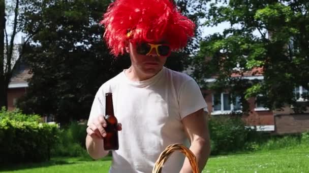 Een Jonge Charismatische Man Belgische Vlag Zonnebril Rode Pruik Drinkt — Stockvideo