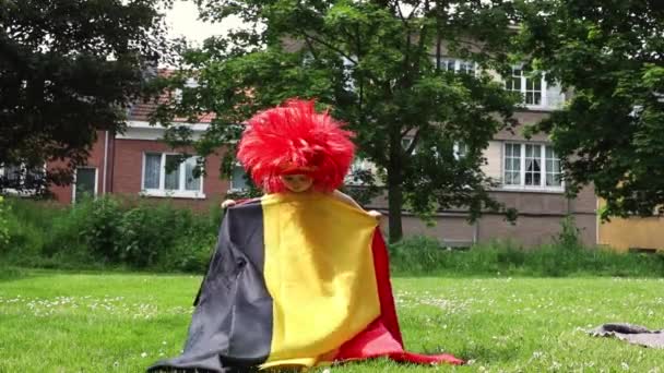 Mała Dziewczynka Czerwonej Peruce Sukience Bawi Się Belgijską Flagą Stojącą — Wideo stockowe