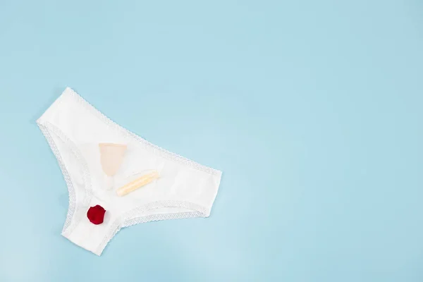 Egy Fehér Csipke Bugyi Szilikon Menstruációs Csészével Egy Tampon Egy — Stock Fotó
