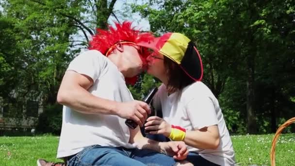 Jeune Couple Amoureux Perruques Drapeau Belge Chapeaux Buvant Bière Embrassant — Video