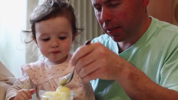 Seorang Ayah Muda Yang Tampan Memberi Makan Krim Vanili Untuk — Stok Video