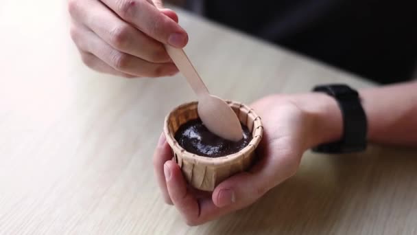 Las Manos Joven Caucásico Sostienen Postre Chocolate Caliente Comen Con — Vídeo de stock