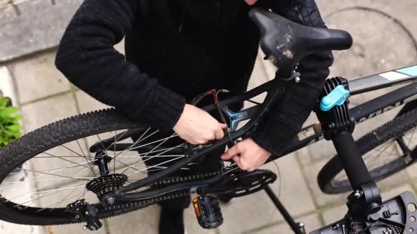 Joven Caucásico Aprieta Cable Del Freno Trasero Una Bicicleta Con — Vídeo de stock