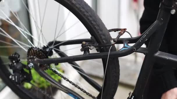 Jovem Caucasiano Pedalando Com Mão Enquanto Verifica Sua Roda Bicicleta — Vídeo de Stock