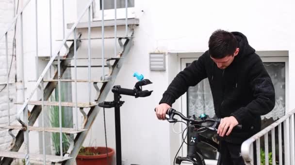Один Молодой Кавказский Парень Зажимает Передние Тормоза Велосипеде Чинит Стоит — стоковое видео