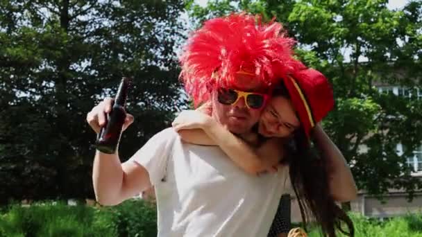 Joven Alegre Con Gafas Sol Bandera Belga Peluca Roja Bebiendo — Vídeos de Stock