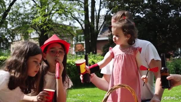 Vacker Europeisk Familj Hattar Belgiska Flaggan Solglasögon Dricker Drycker Från — Stockvideo
